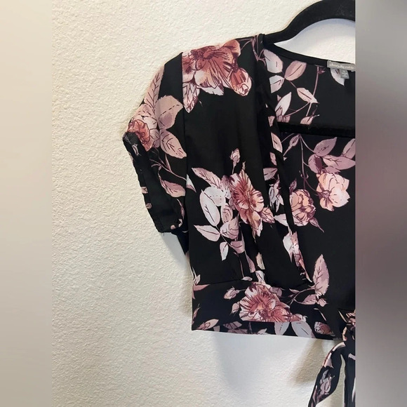 Charlotte Russe floral tie front crop top♥️ - Picture 3 of 4